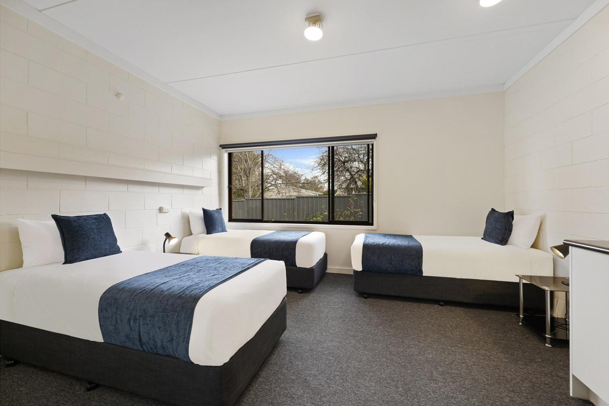 Lakeside Motel 4*